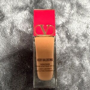 Valentino Very Foundation - Tan with Red Cap